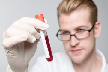 Arzt mit Blutprobe