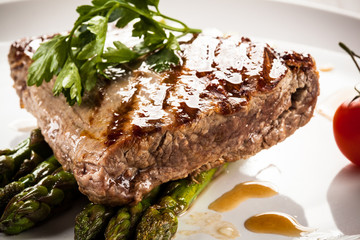 Grilled beefsteak and asparagus