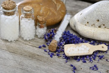 Globuli mit Lavendel und Holzlöffel
