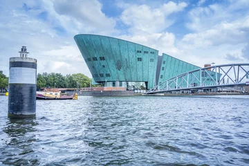 Zelfklevend Fotobehang Amsterdam per boot © magann