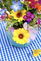Bunter Sommer Blumenstrauß auf karierter Tischdecke  - Wildblumen Dekoration