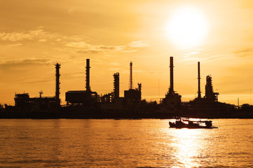 Obraz premium Oil refinery industry at sunset time, Thailand