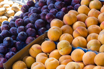 Naklejka na ściany i meble peach and other fruits in the market