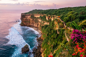 Paysage pittoresque de haute falaise avec un ciel coucher de soleil fantastique à Uluwatu. Voyage Bali, Indonésie