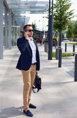 Obraz premium Businessman walking down the street with a briefcase