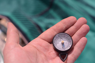 Kompass in der Hand