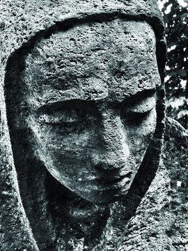 Figur auf einem Gedenkstein