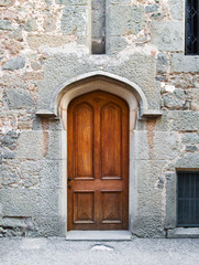 Старая деревянная дверь, украшенная резьбой