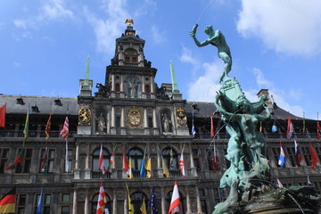 Fototapeta na wymiar Antwerpener Pracht / Brabobrunnen vor dem Rathaus von Antwerpen
