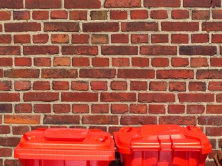 Mülltonne und Wertstofftonne in Rot aus Kunststoff für Tintenpatronen und Tonerkartuschen vor...