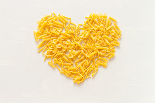 Verschiedene Pastasorten in Herzform