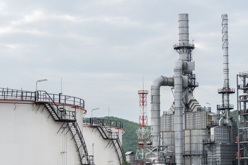 Obraz premium Oil refinery and Petroleum industry at day time