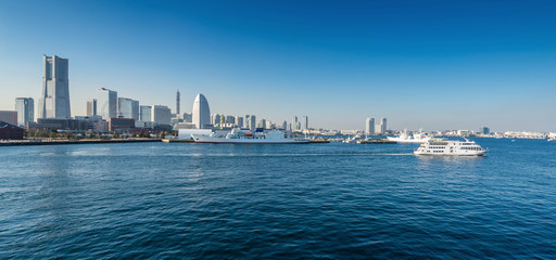 Obraz premium Panoramic view of a port city. Yokohama Minato Mirai 21 Area in Yokohama, Japan viewed from Osanbashi Pier. 