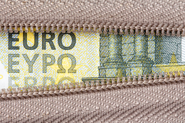 Five Euro and zipper