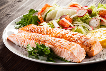 Grilled salmon and vegetables 