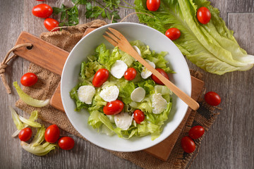 insalata di lattuga, pomodoro datterino e mozzarella affettata