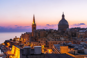 Valletta bei Sonnenaufgang - obrazy, fototapety, plakaty