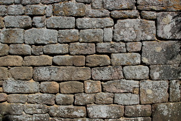 Un mur appareiller en pierres.