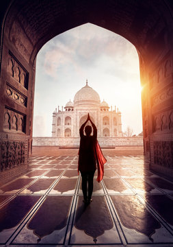 Woman pray in Taj Mahal