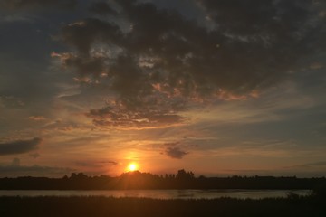Sonnenaufgang am Fluß