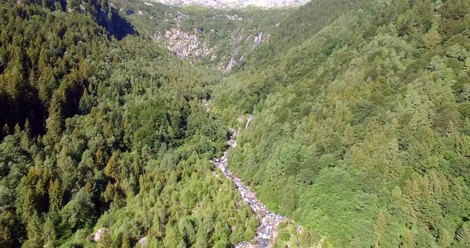 Aerial 4k - Torrente e cascate in montagna