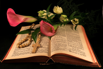 Altes Testament mit Callas und Rosen