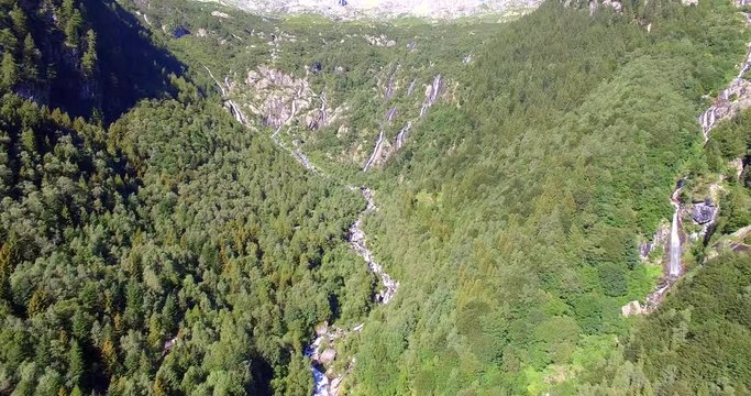 Aerial 4k - Torrente e cascate in montagna