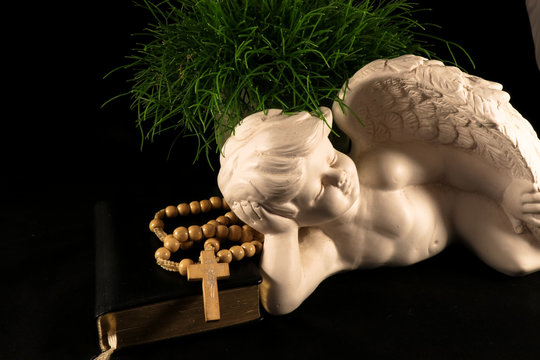 Engel mit Rosenkranz und Gesangbuch