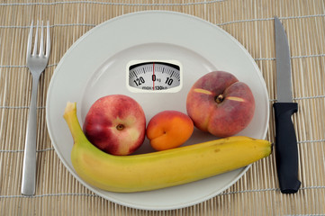 Concept d'assiette-balance avec des fruits