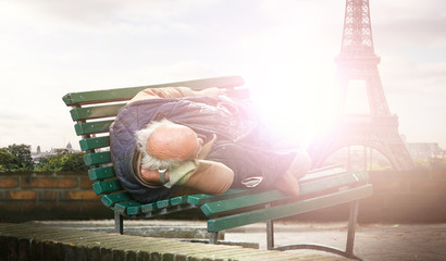 senzatetto sotto il sole a Parigi
