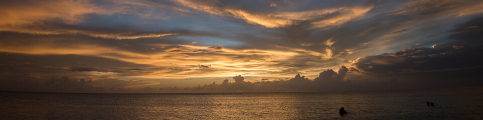 Fototapeta premium Sunset in West Bay Roatan, Honduras
