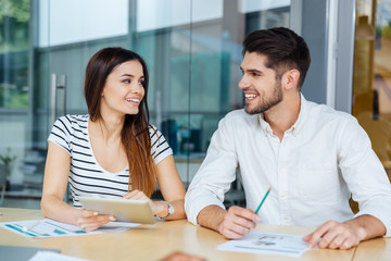 Obraz premium Businessman and businesswoman working together in office