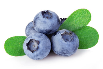 Obraz premium Fresh ripe blueberries with leaves close-up isolated on a white background.