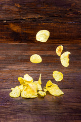 potato chips that fall on a wooden table