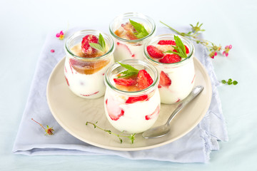 Jogurt mit Erdbeeren