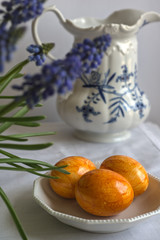 Drei gelbe Ostereier