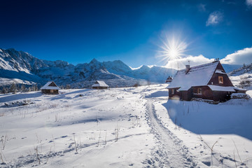Obraz premium Mała halna chałupa w zimy dolinie przy zmierzchem, Polska