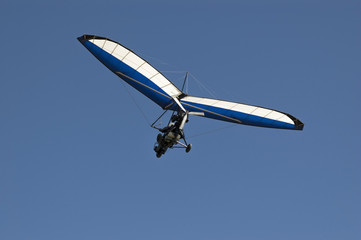 Fototapeta premium Дельталёт в голубом небе