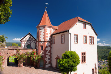 Fototapeta na wymiar Das Kommandantenhaus der Bergfeste Dilsberg über dem Neckar in Baden