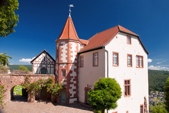 Das Kommandantenhaus der Bergfeste Dilsberg &uuml;ber dem Neckar in Baden
