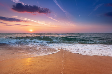 Sunrise light shining on ocean waves. - obrazy, fototapety, plakaty