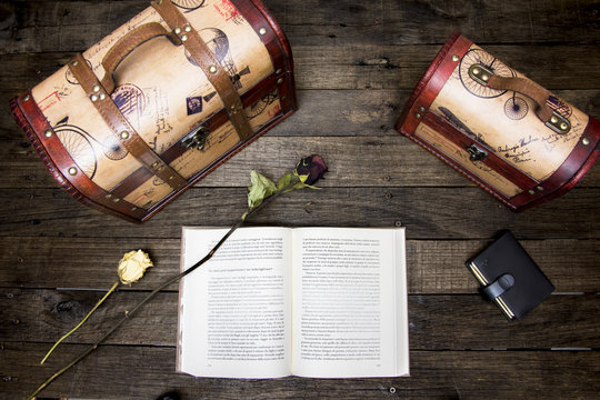 libro , fiori e bauli
