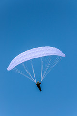 Envol de parapente sur le lac