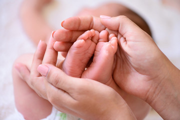 Obraz na płótnie Canvas tiny foot of newborn baby