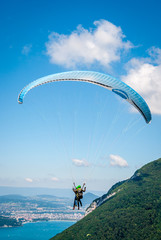 Envol de parapente sur le lac