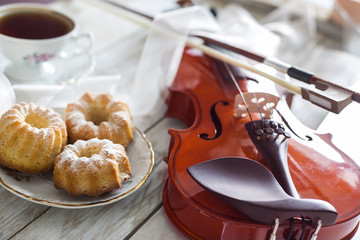 Coffee with cupcakes and violin on the wooden table © sebboy12