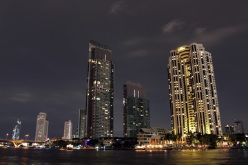 Fototapeta na wymiar Bangkok Skyline und Mae Nam Chao Phraya vom Mandarin Oriental Hotel aus