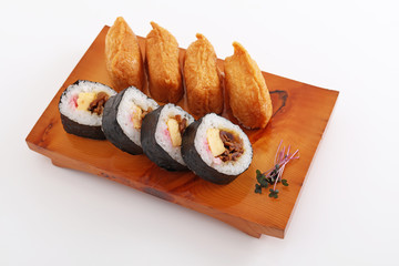 おいしそうな太巻きと稲荷寿司