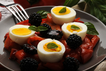 Eggs peppers blackberries basil Trứng ớt blackberries húng quế Uova peperonata more basilico Huevos pimientos moras albahaca Eier paprika brombeeren basilikum Sommerküche Cucina estiva 