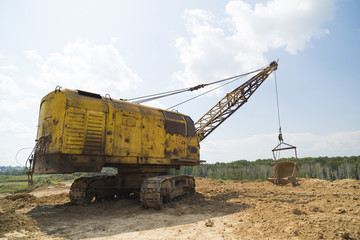Obraz premium Excavator produces clay
